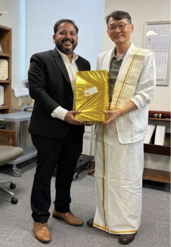 Felicitating Dr. Tae-Du Jung at KNUH, Chilgok
